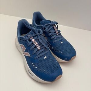 Girls New Balance Sneakers 625, size 3.5US